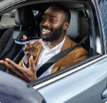 Ondernemer in de auto, in gesprek met zijn assistent