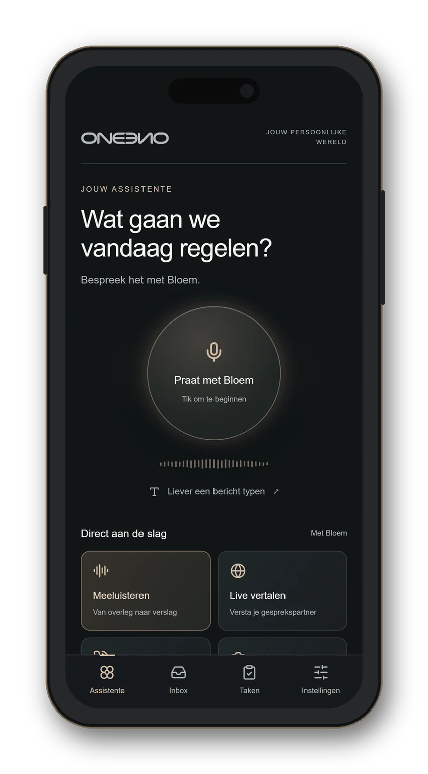 De Oneeno-app op een moderne telefoon: het startscherm met de spreekknop Praat met Bloem, de geluidsgolf, Meeluisteren, Live vertalen en de navigatie